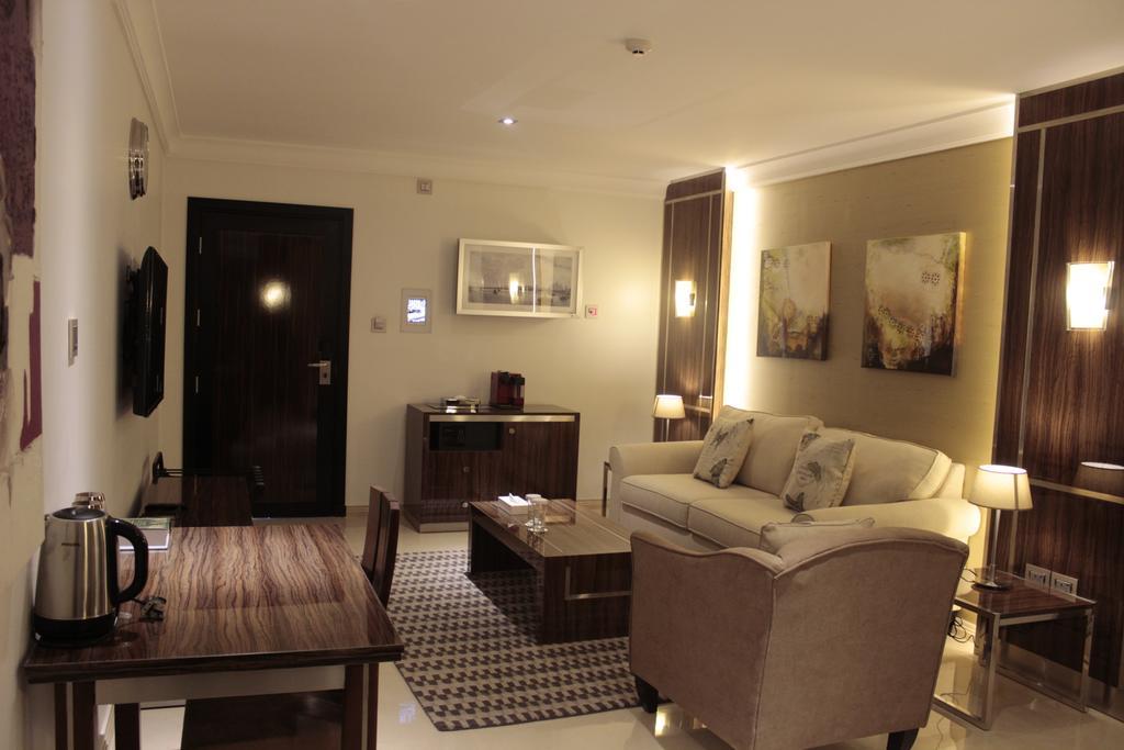 Tio Sea Resort อัลคอร์ ภายนอก รูปภาพ A living room in a typical apartment