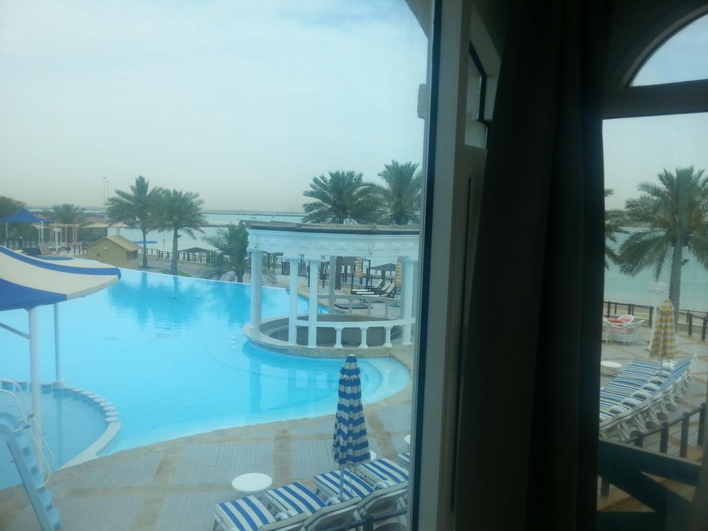 Tio Sea Resort อัลคอร์ ภายนอก รูปภาพ View of the pool at the Al Khobar Hilton