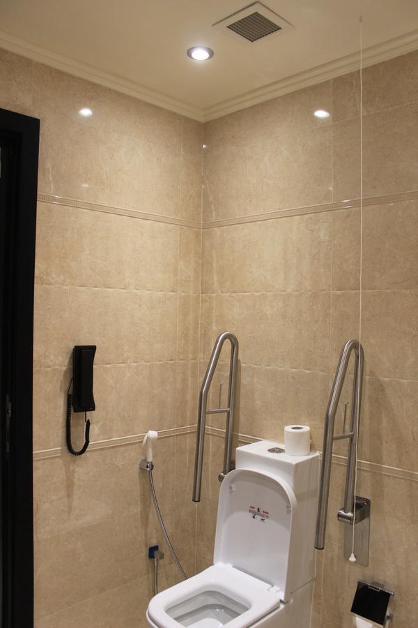Tio Sea Resort อัลคอร์ ภายนอก รูปภาพ A toilet with a grab rail