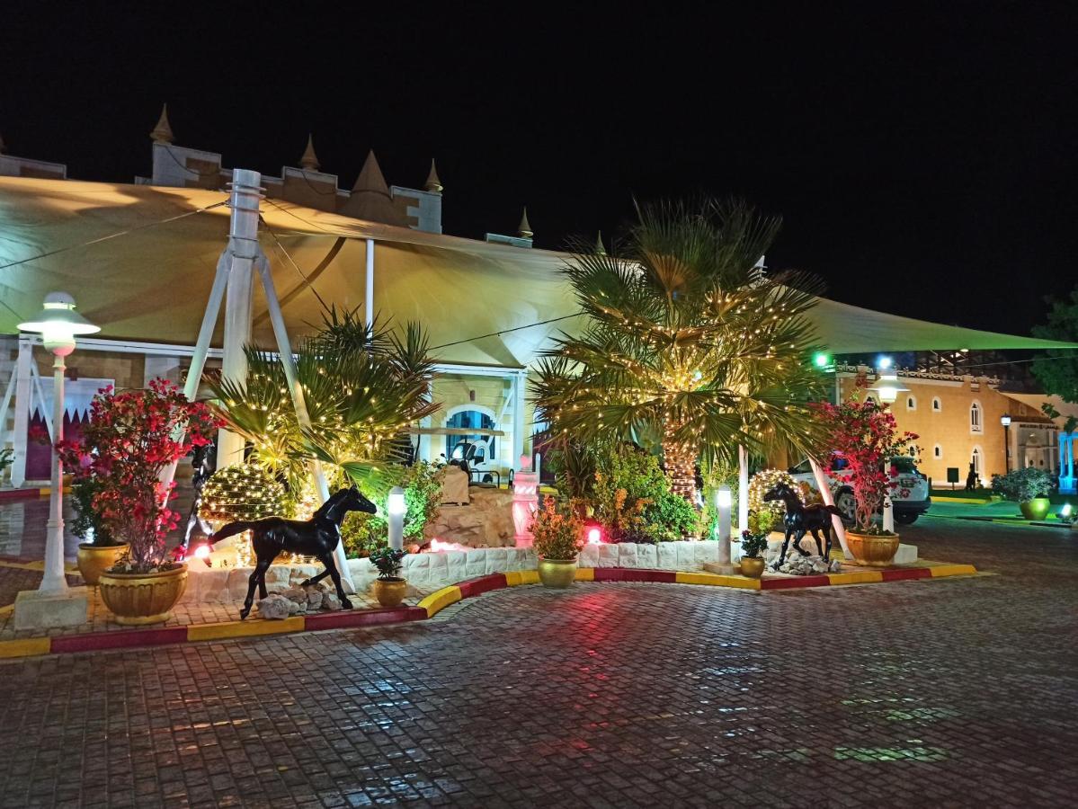 Tio Sea Resort อัลคอร์ ภายนอก รูปภาพ Al Shaqab at night
